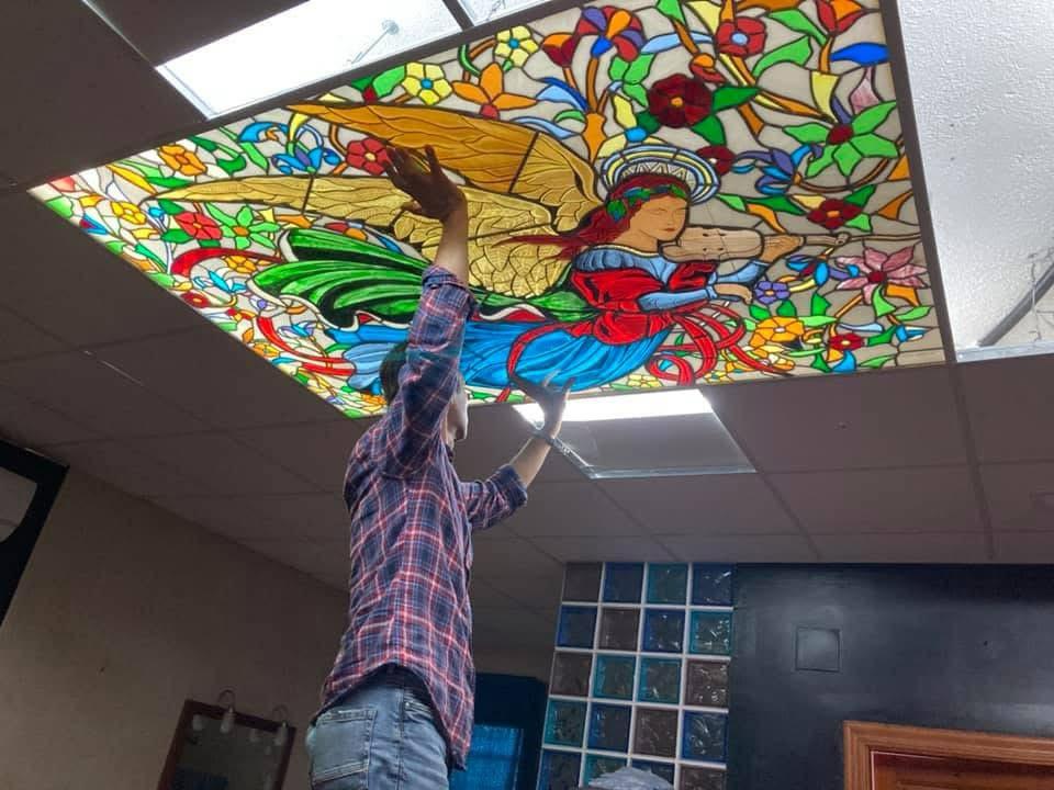 Leo Navarro colocando una vidriera