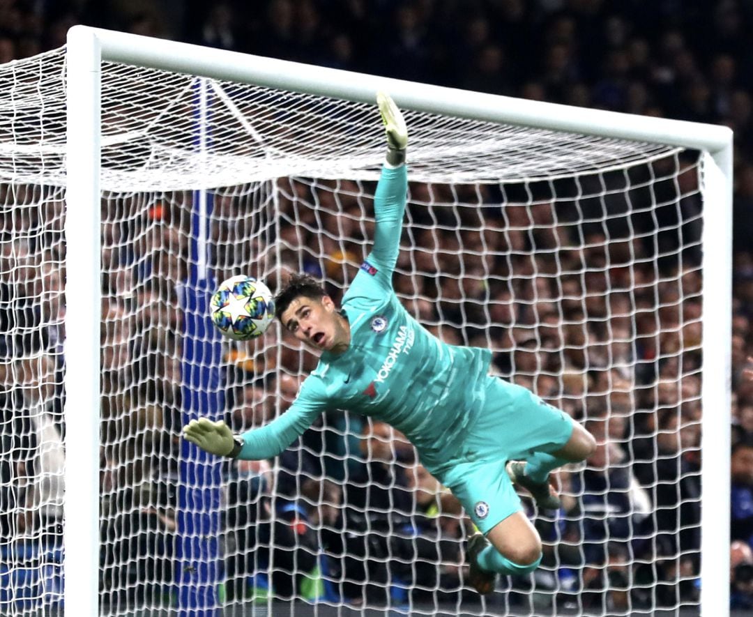 Kepa Arrizabalaga durante la desafortunada acción.