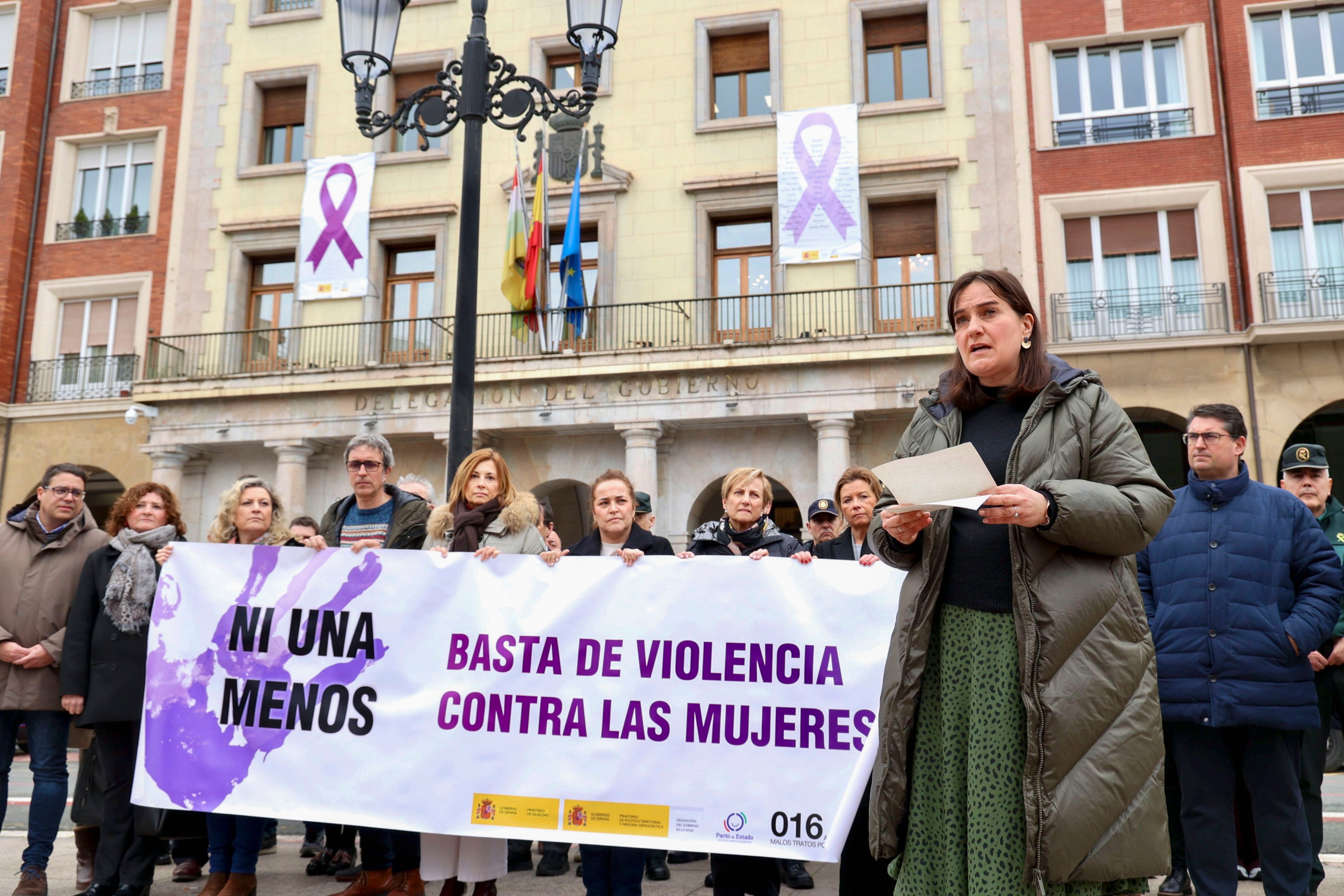 La jefa de la Unidad de Coordinación de Violencia sobre la Mujer de la Delegación del Gobierno en La Rioja, Noelia González, durante la lectura de la declaración institucional durante la concentración para condenar el asesinato de la última víctima de violencia machista, Catalina José, de 48 años, en Benalmádena (Málaga) el pasado 9 de febrero en Logroño. EFE/ Raquel Manzanares