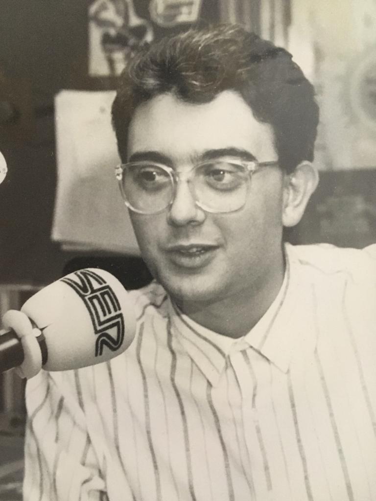 Un joven Jorge González en Radio Lorca SER.