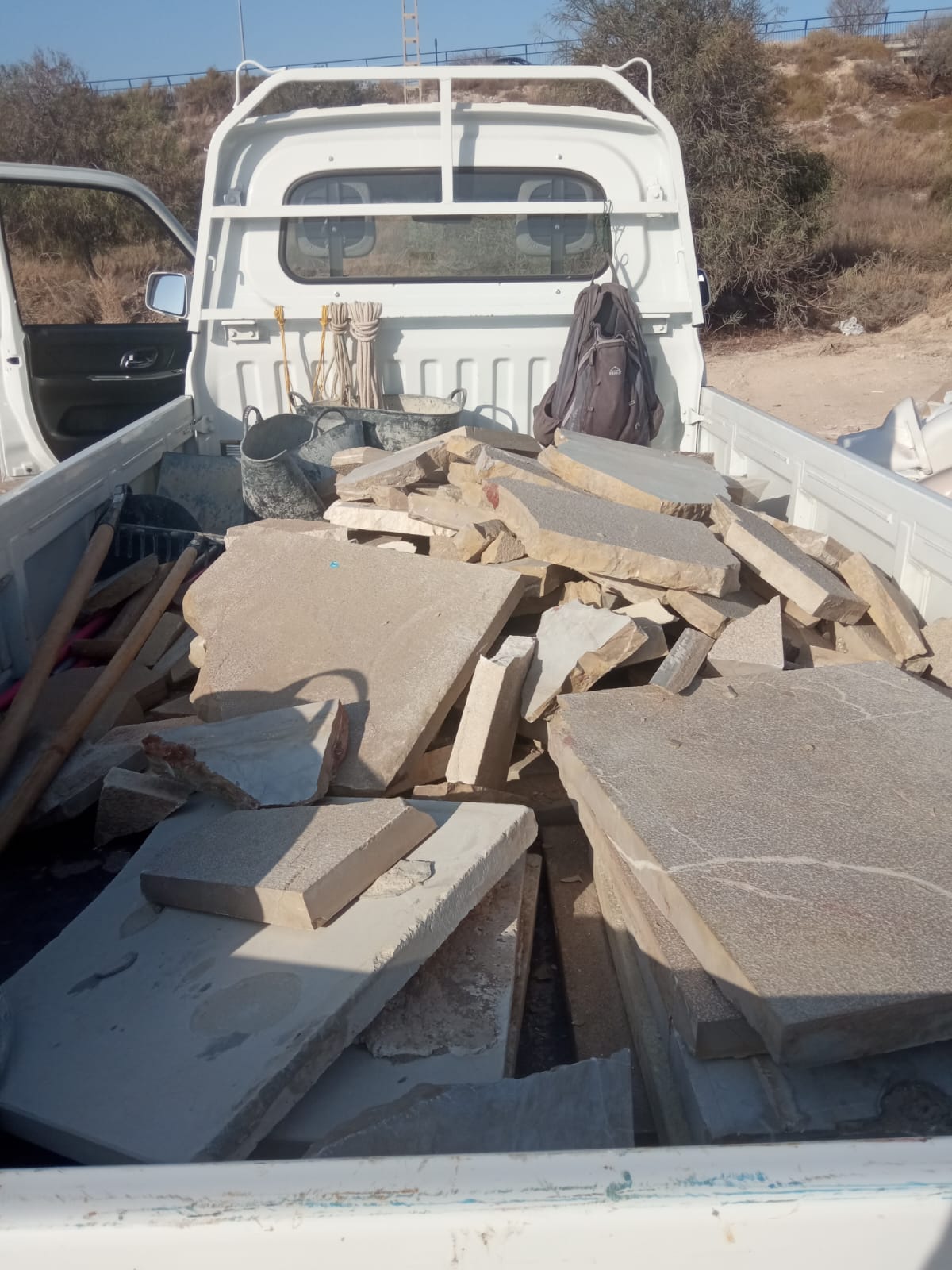 Piezas del muro de paseo marítimo de Muchavista afectado por el vandalismo en El Campello