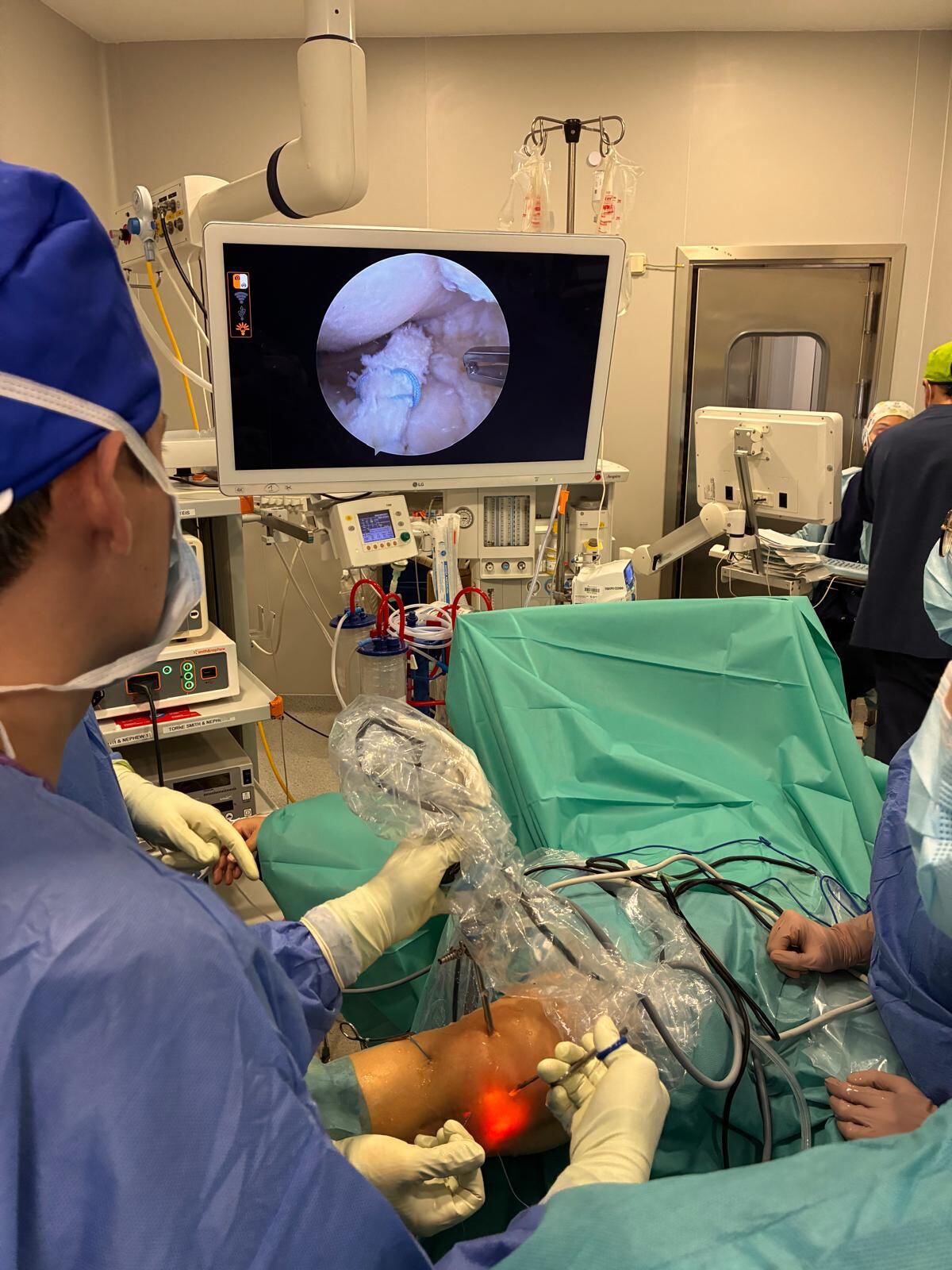 El doctor César Calero y su equipo durante la intervención