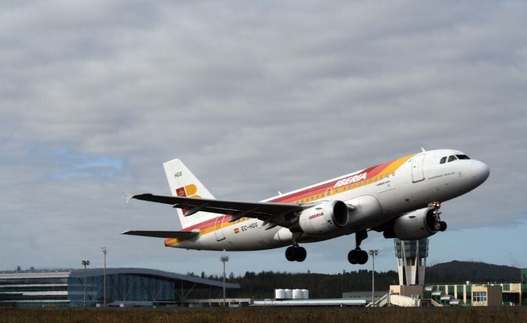 Un avión despega en el aeropuerto compostelano de Lavacolla