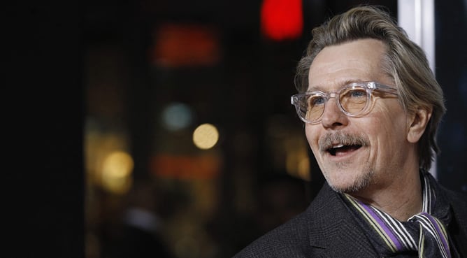Gary Oldman posa ante los fotógrafos en una alfombra roja