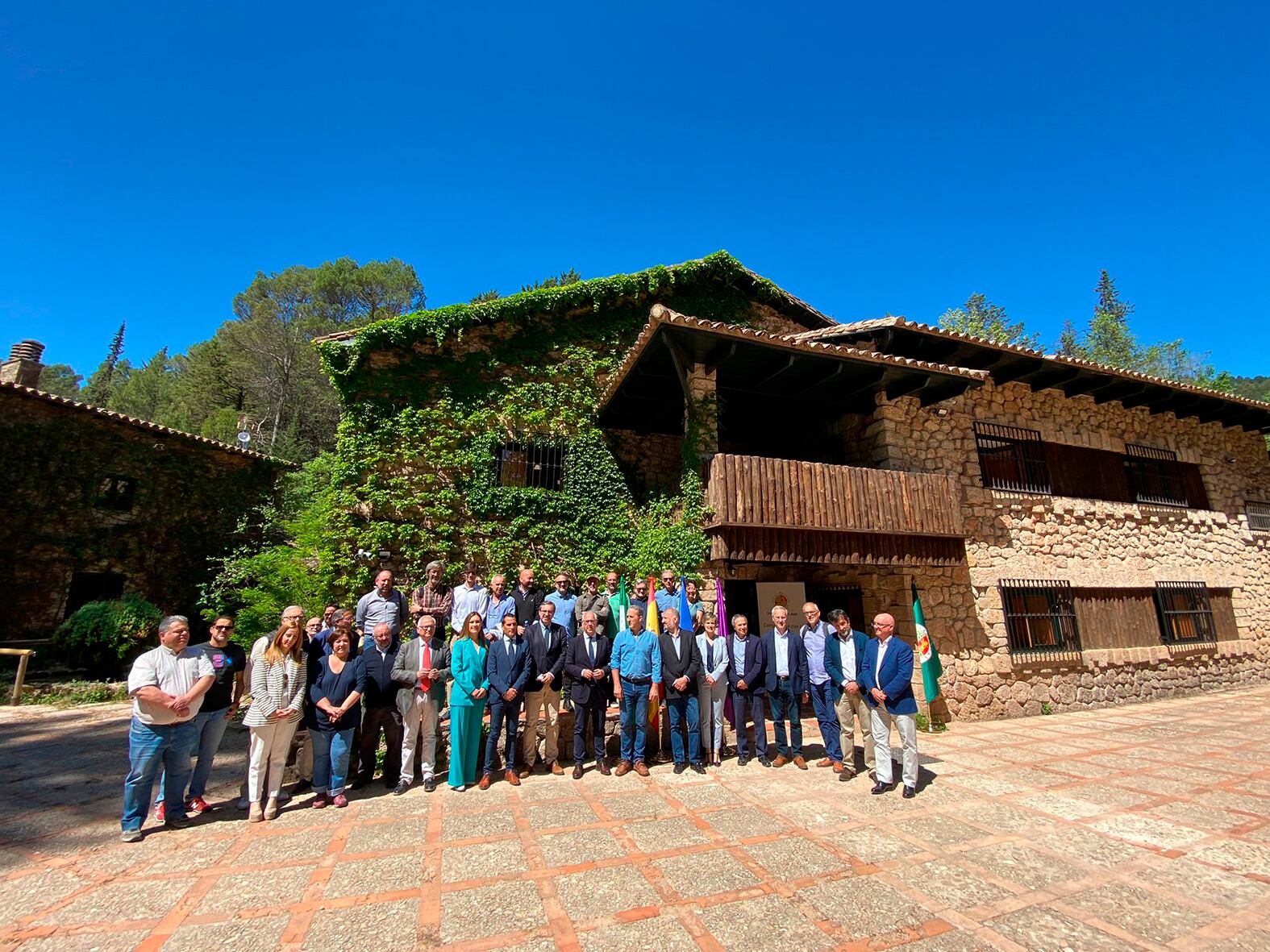 Autoridades delante de la fachada de la Casa Forestal de la Torre del Vinagre.