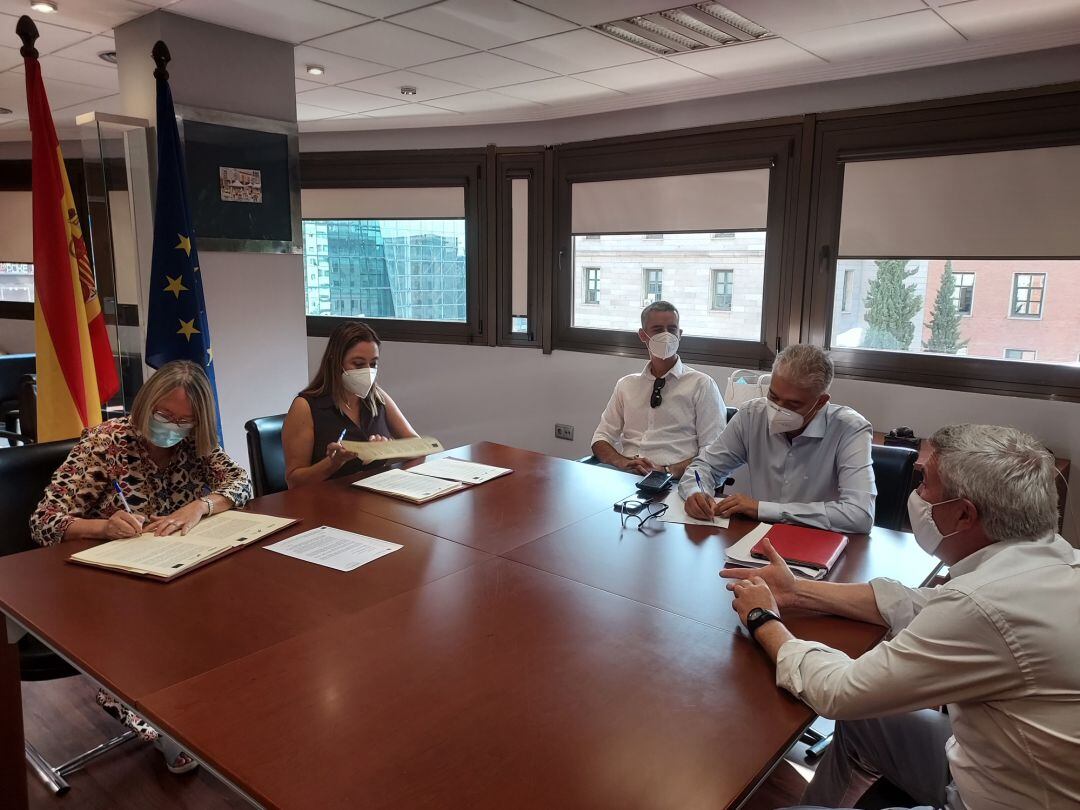 María Dolores Corujo, presidenta del Cabildo de Lanzarote, y José Juan Cruz, alcalde de Tías, firmando el convenio con ACUAES en presencia de Alexis Tejera, alcalde de San Bartolomé.