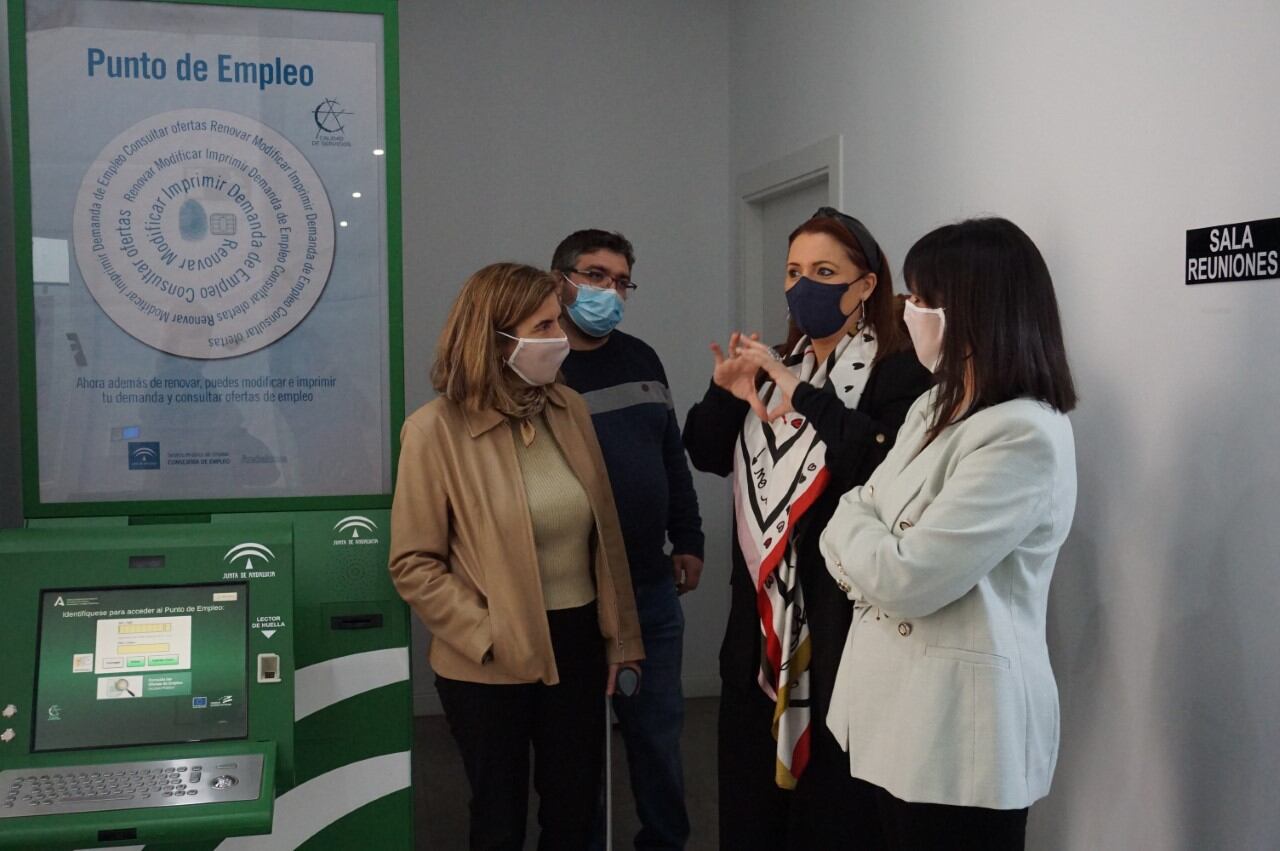 La consejera de Empleo, Rocío Blanco, a la izquierda. En las instalaciones de FEPAMIC.