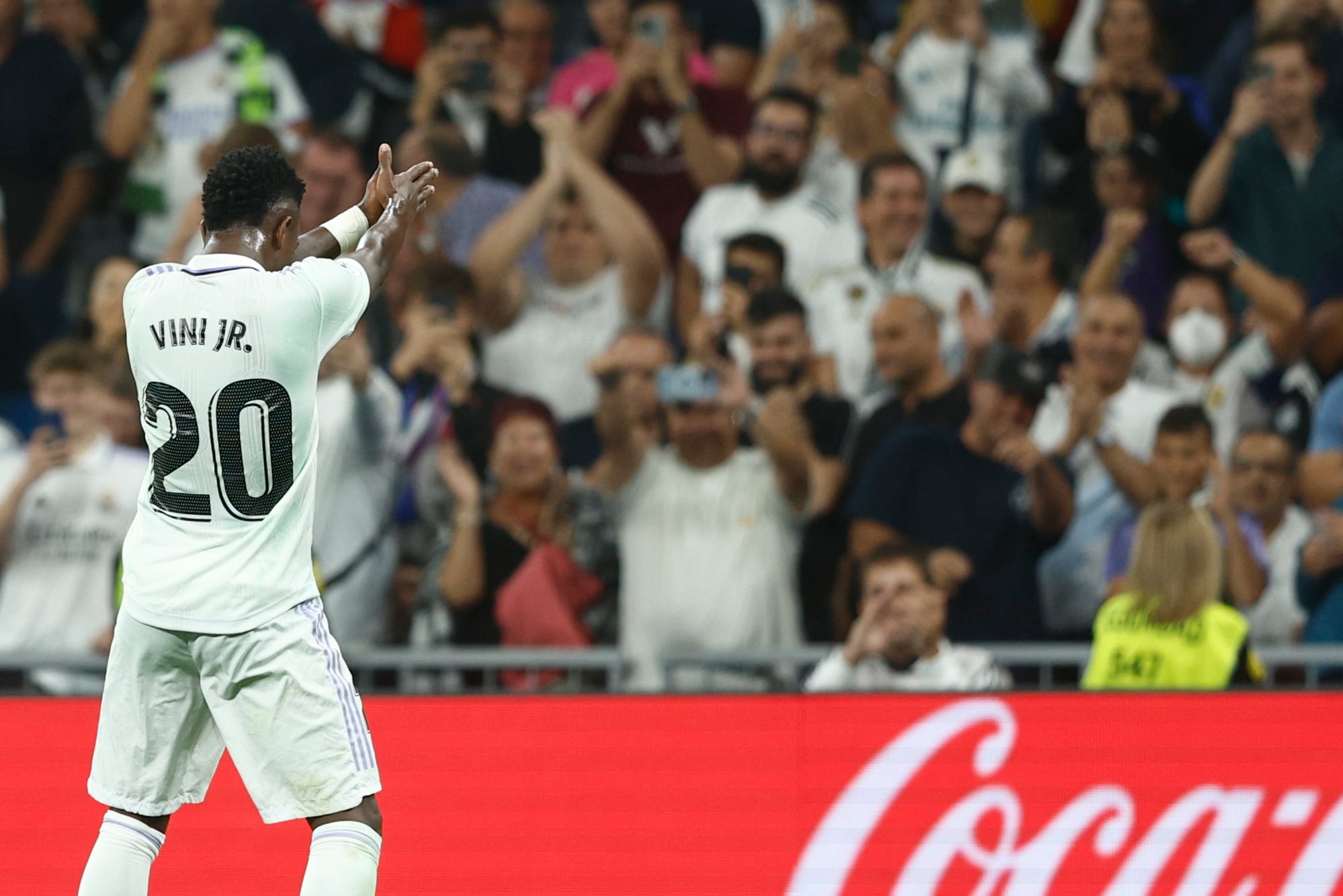 MADRID, 02/10/2022.-El delantero del Real Madrid Vinicius Jr, celebra su gol contra Osasuna, durante el partido de la jornada 7 de LaLiga Santander este domingo en el estadio Santiago Bernabéu.- EFE / Rodrigo Jiménez
