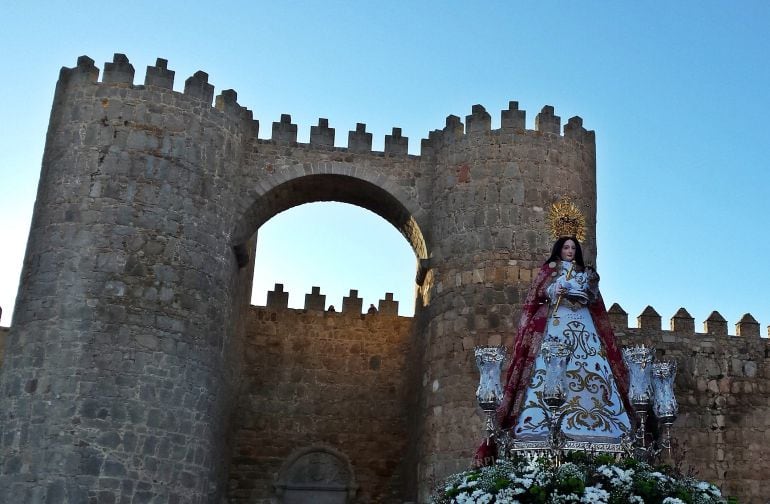 Imagen de la Virgen de las Vacas junto al Arco del Alcazar