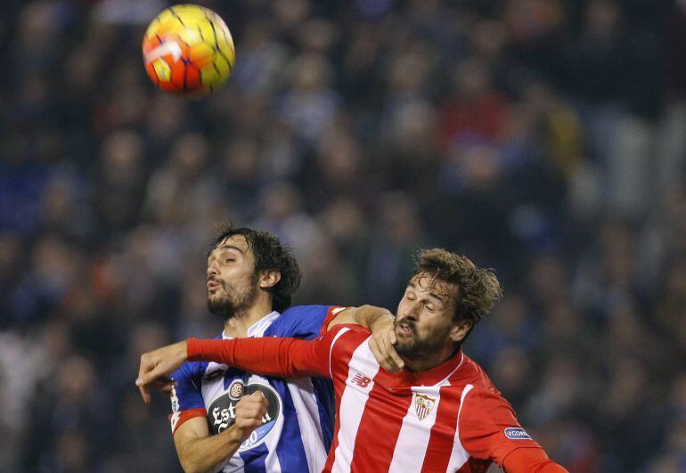 Alejandro Arribas y Fernando Llorente disputan un balón.