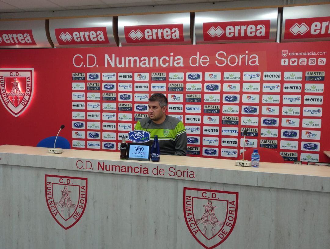 Álex Huerta, entrenador del Numancia, en rueda de prensa. 