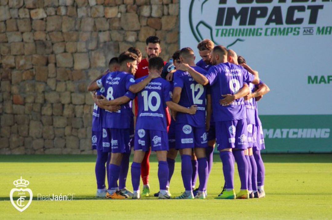 Los futbolistas del Real Jaén en un momento del partido.