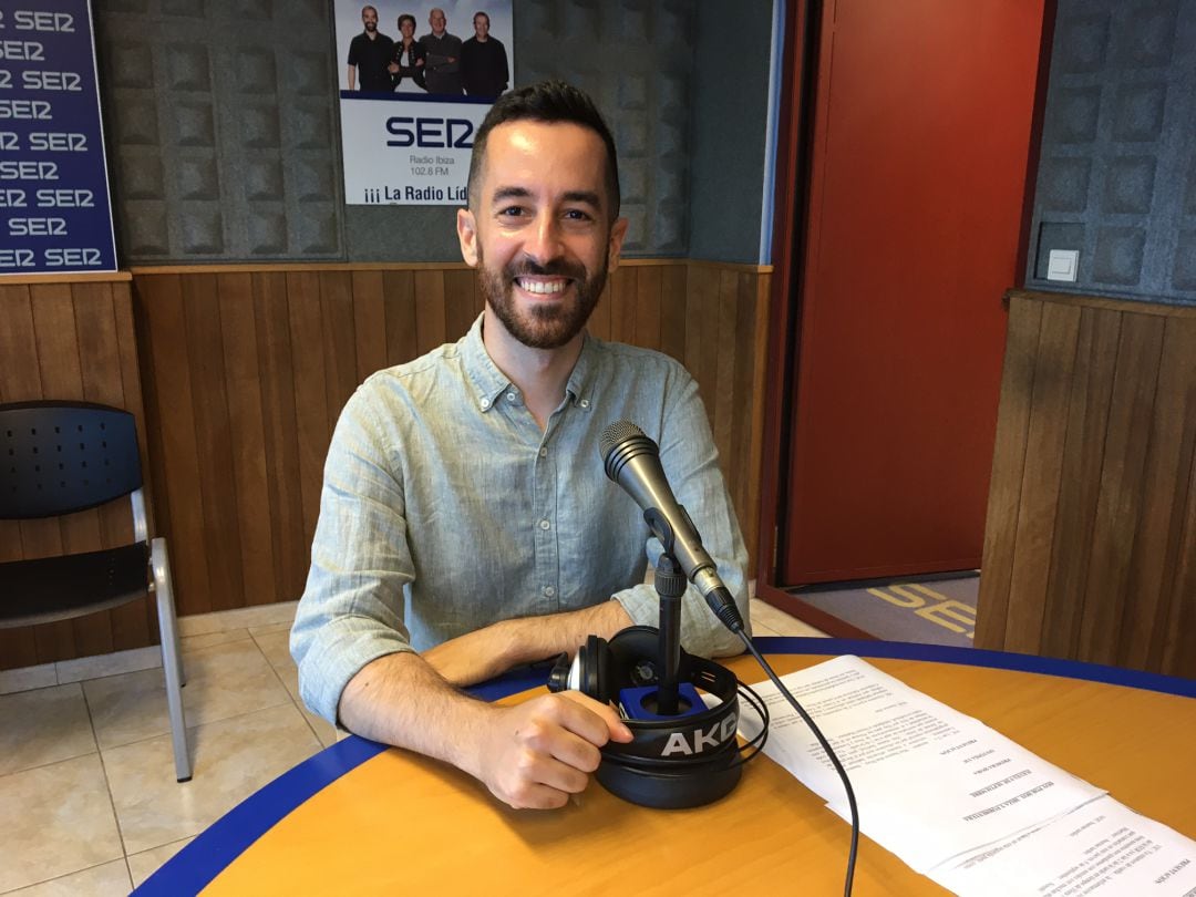 Javier Torres, en los estudios de Radio Ibiza SER