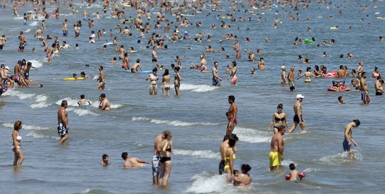 Bañistas en la playa de la Malvarrosa, en Valencia.