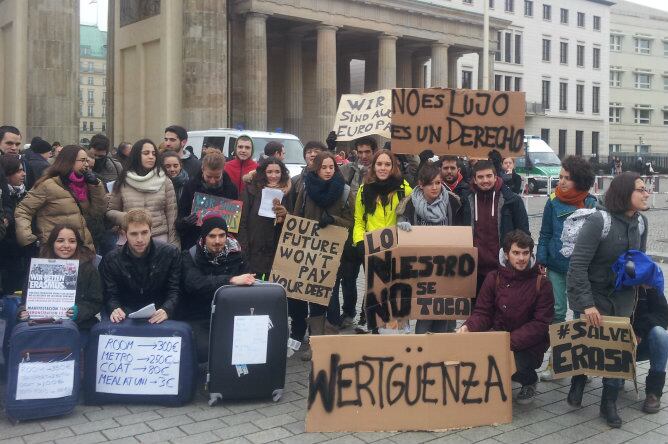 Medio centenar de ERASMUS españoles protestan en Berlín contra los recortes a las becas