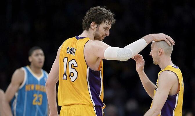 Pau Gasol felicita a su compañero Steve Blake durante un descanso del partido