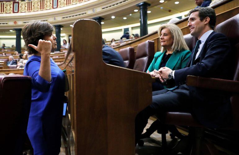 Fotografía de archivo del 27 de julio de 2018 de Soraya Sáenz de Santamaría y el líder del PP, Pablo Casado, en el Congreso.