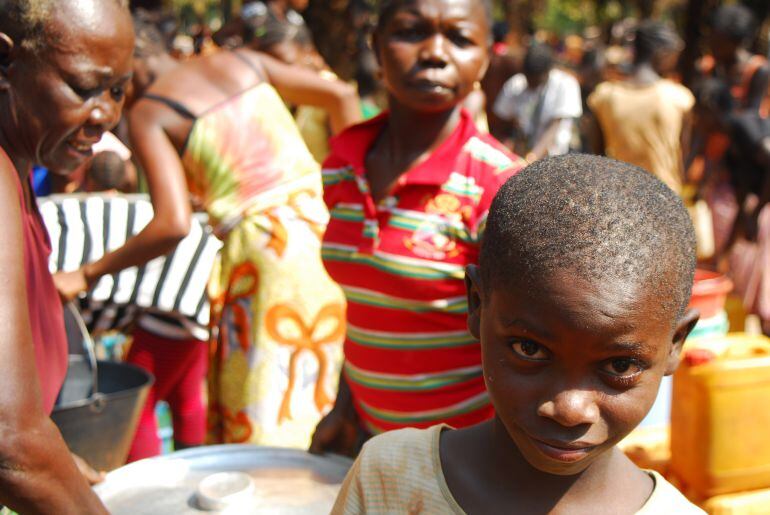 La mitad de las personas que viven en los sitios de desplazados son niños, la mayoría sin escolarizar. La imagen corresponde al sitio de Carmel, a las afueras de Bangui, en el que viven más de 5.000 personas. En la República Centroafricana hay más de 900.