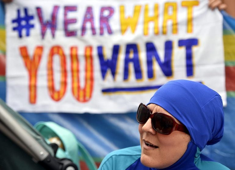 Una mujer ataviada con un burkini participa en una protesta bajo el lema &#039;Lleva lo que quieras&#039; en el exterior de la embajada francesa en Londres.