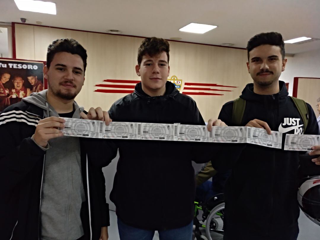 Aficionados con sus entradas.