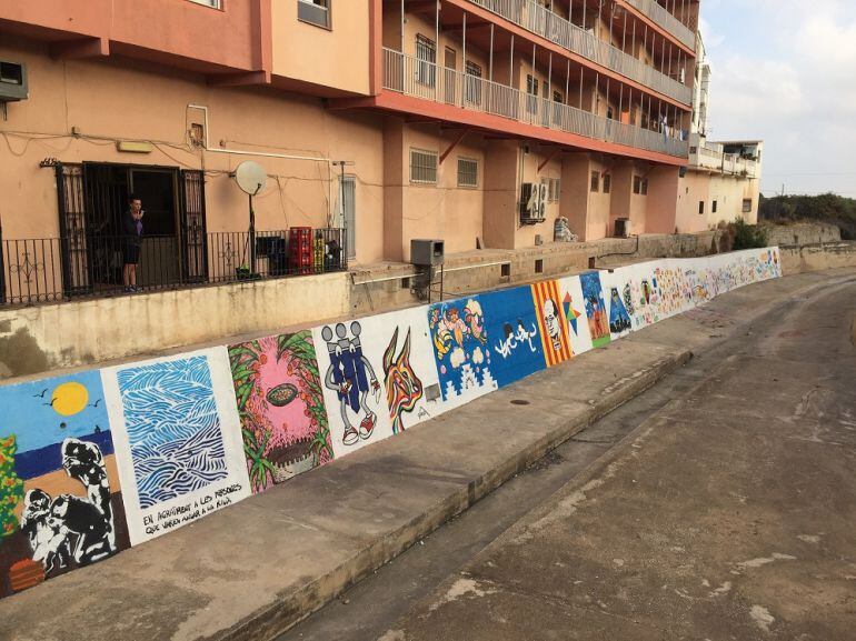 Parte del mural pintado por más una veintena de jóvenes de Ondara, en su participación en la campaña &#039;Un riu viu&#039;