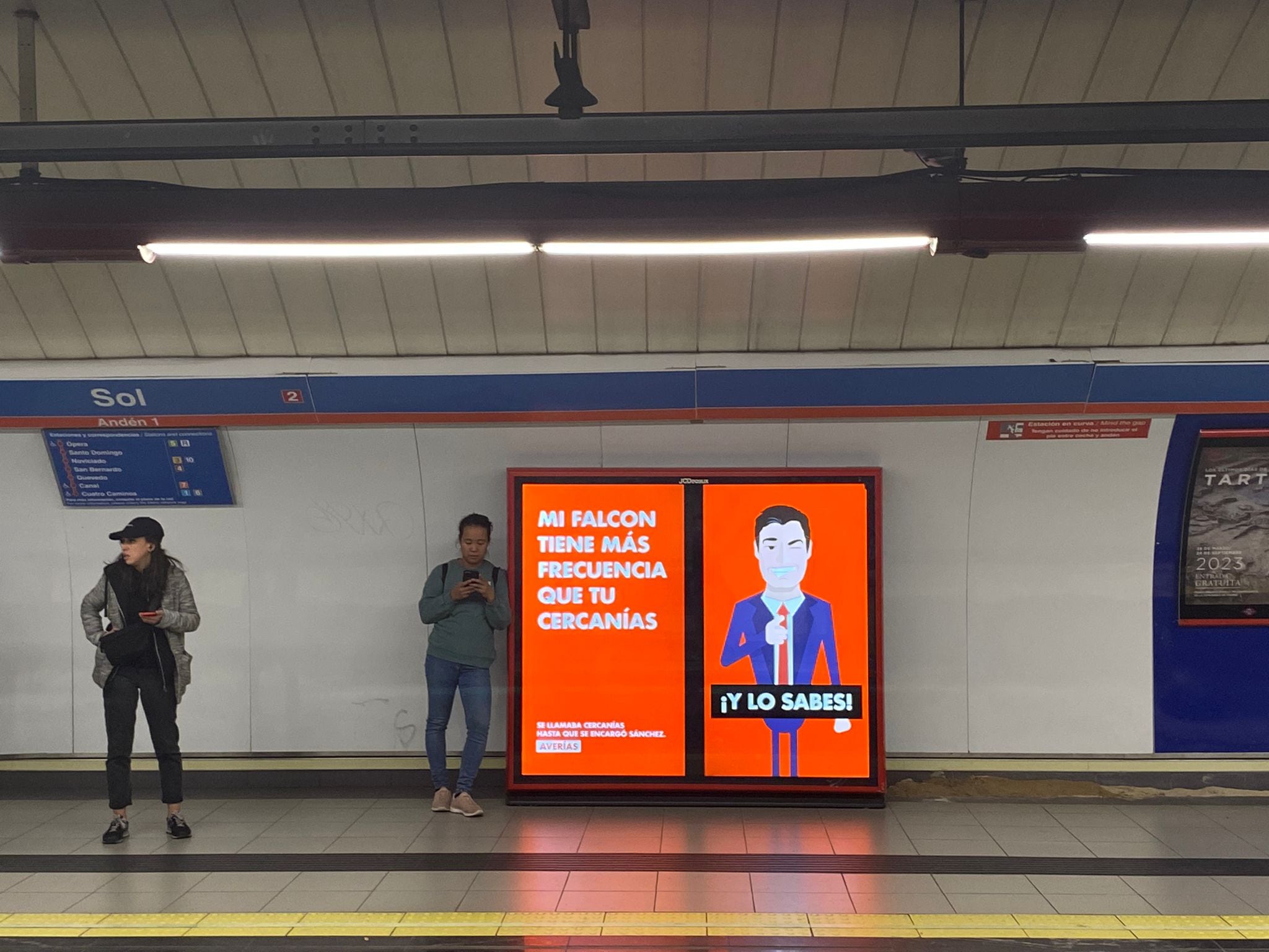 Carteles digitales contra Pedro Sánchez en Metro Madrid