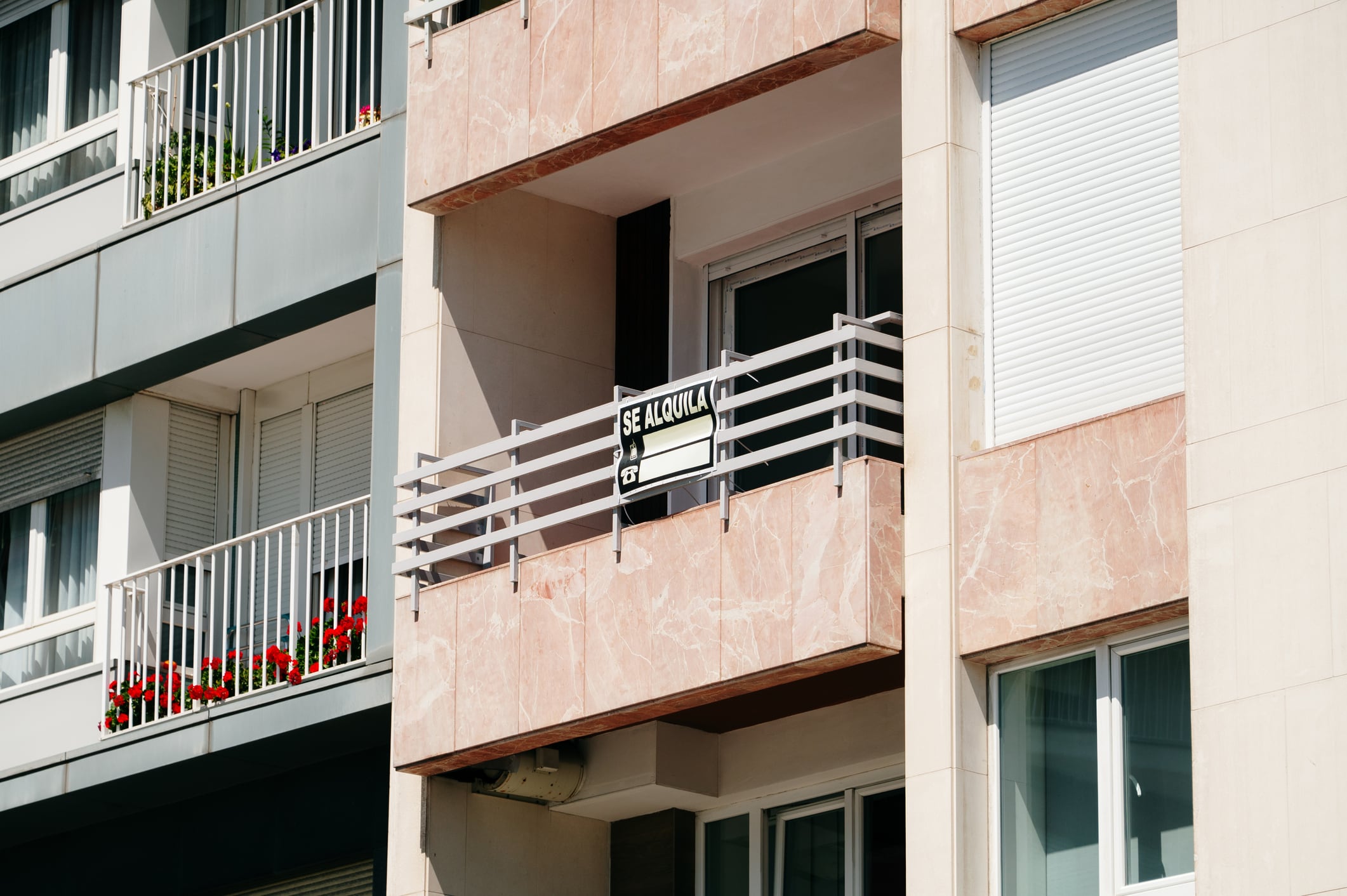 Cartel &#039;Se alquila&#039; en un apartamento.