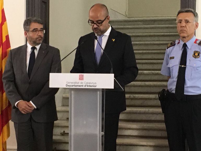 El conseller d'Interior Miquel Buch, nomenant Miquel Esquius (dreta) el nou cap dels Mossos d'Esquadra.