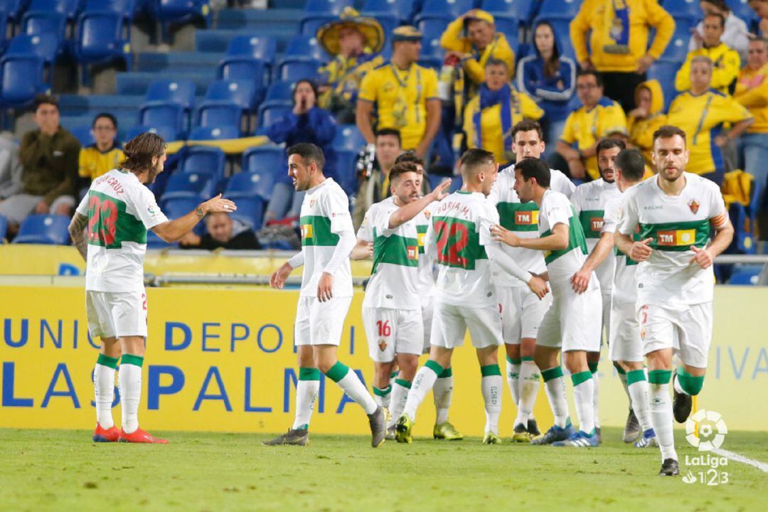 Los jugadores del Elche celebran el gol de Carlos Castro en Las Palmas