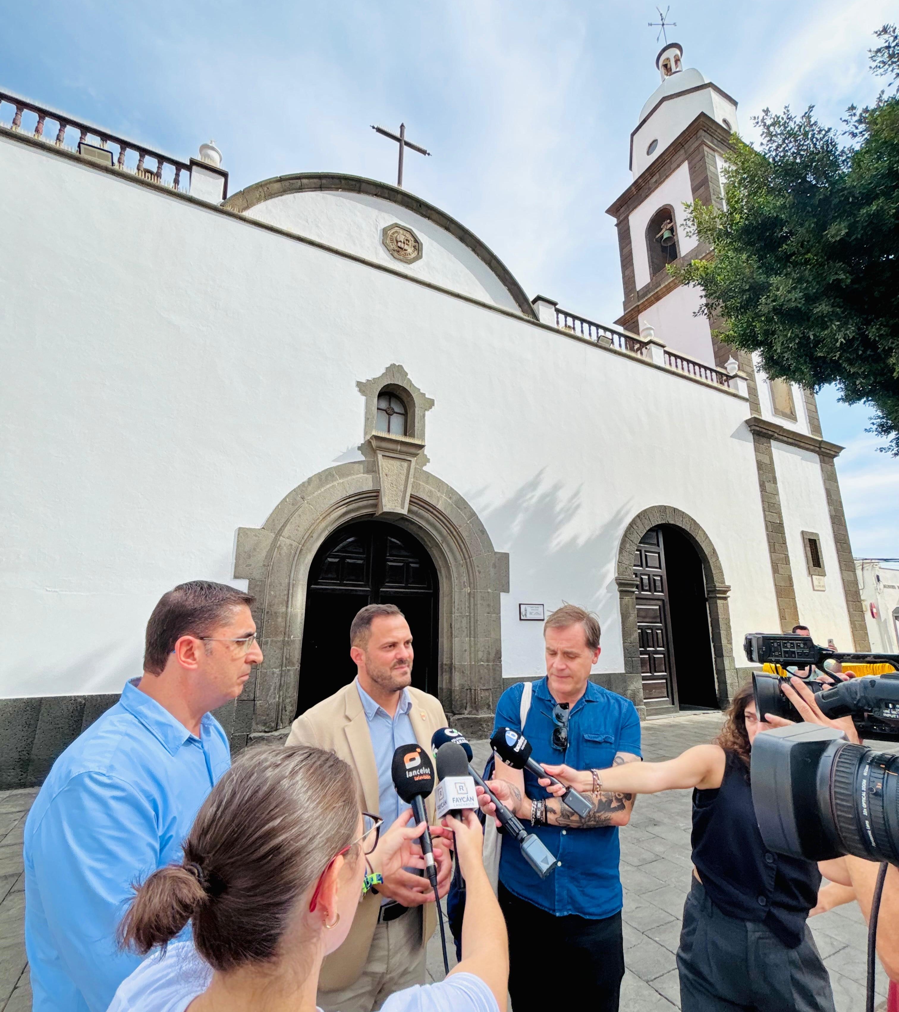 El alcalde de Arrecife Yonathan de León y el cura párroco de San Ginés, Juan Carlos Medina, hoy  en la iglesia con los medios informativos para hablar sobre la Bajada de la Virgen de Los Dolores.