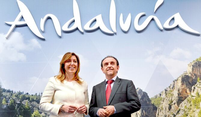 La presidenta de la Junta de Andalucía, Susana Díaz, junto al consejero de Turismo, Rafael Rodríguez, en el stand de Andalucía