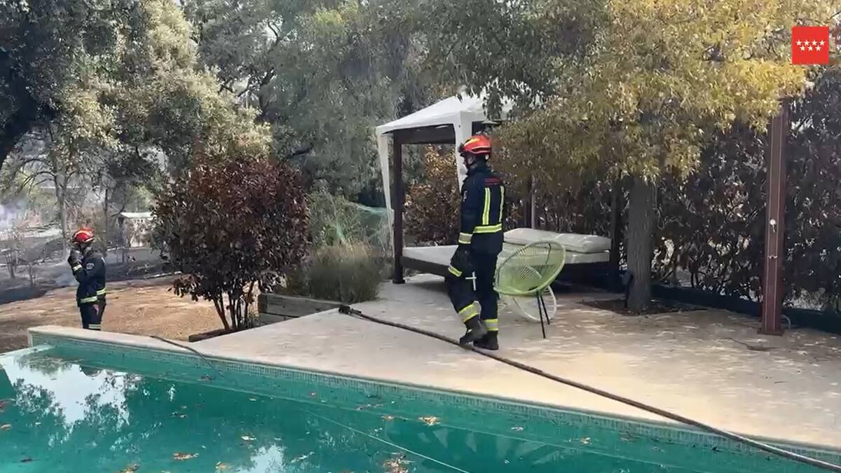 Los vecinos desalojados por el incendio de Tres Cantos vuelven a sus viviendas