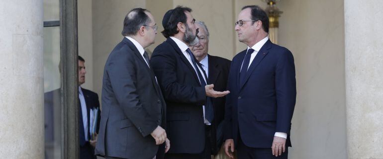 El presidente francés, Francois Hollande habla con el presidente Consistorio centro judío en el Palacio del Elíseo