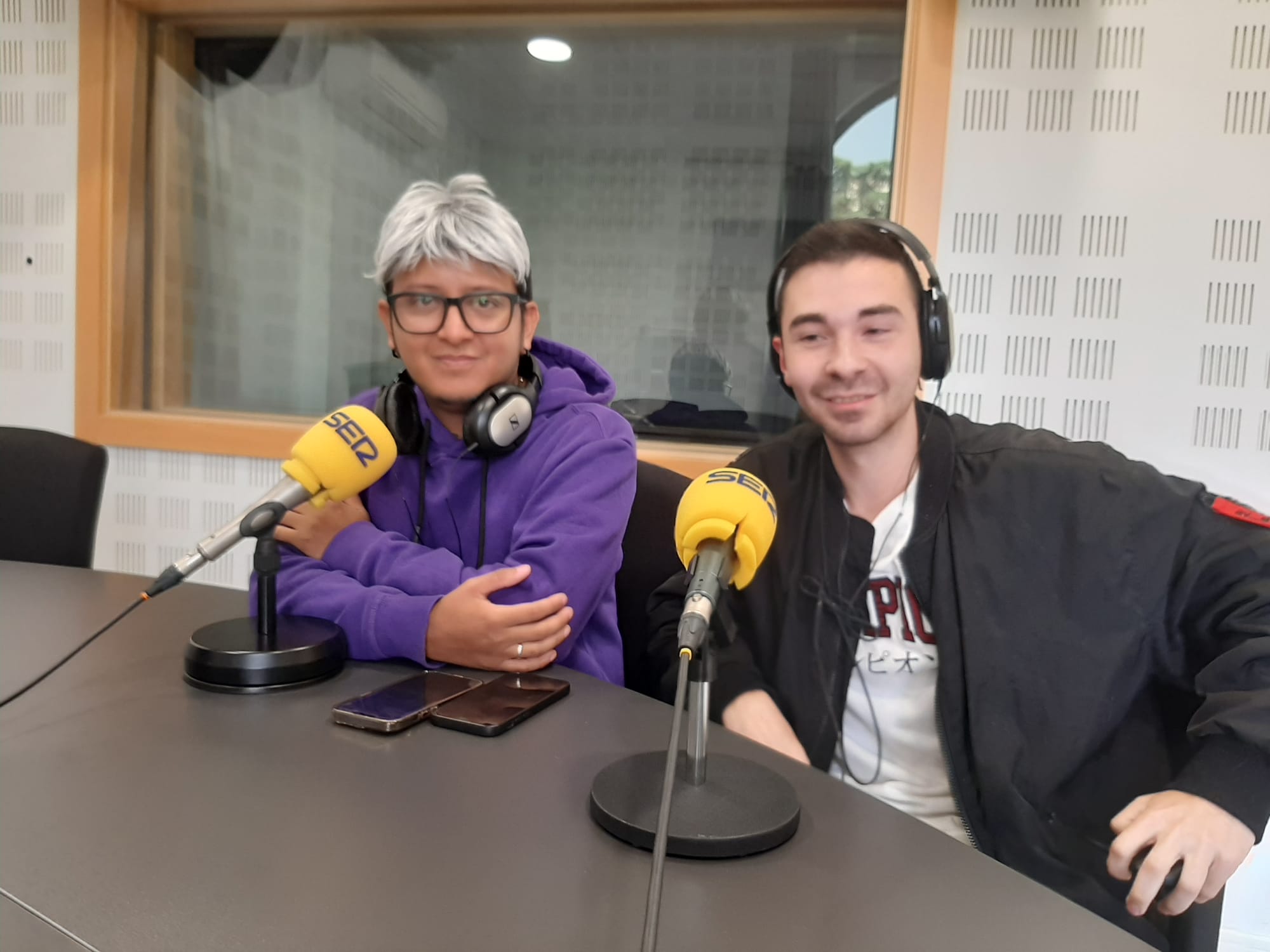 Joel Angulo (i), organizador del festival de KPop en Leganés, junto con el DJ Laxxes (Alejandro Manzano).