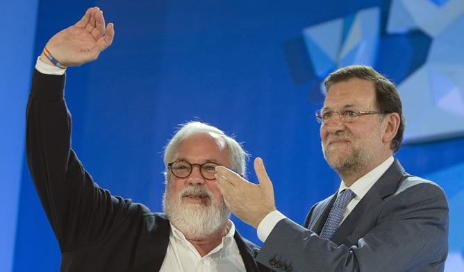 El cabeza de lista del PP a las elecciones europeas, Miguel Arias Cañete (i), junto al presidente del Gobierno y del PP, Mariano Rajoy, durante el mitín que ha celebrado hoy en Málaga.