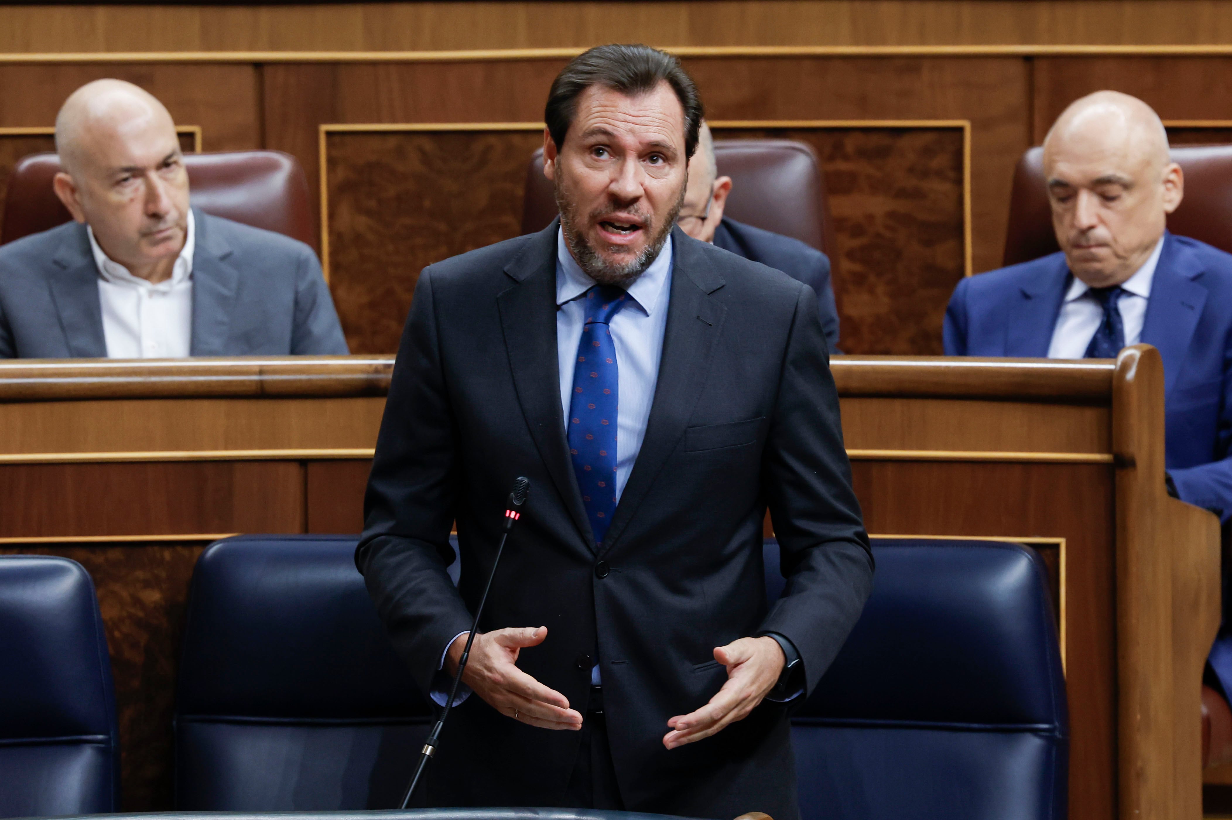 MADRID, 22/10/2025.- El ministro de Transportes, Óscar Puente, interviene durante la sesión de control al Ejecutivo que se celebra este miércoles en el Congreso, en Madrid. EFE/  JJ Guillen
