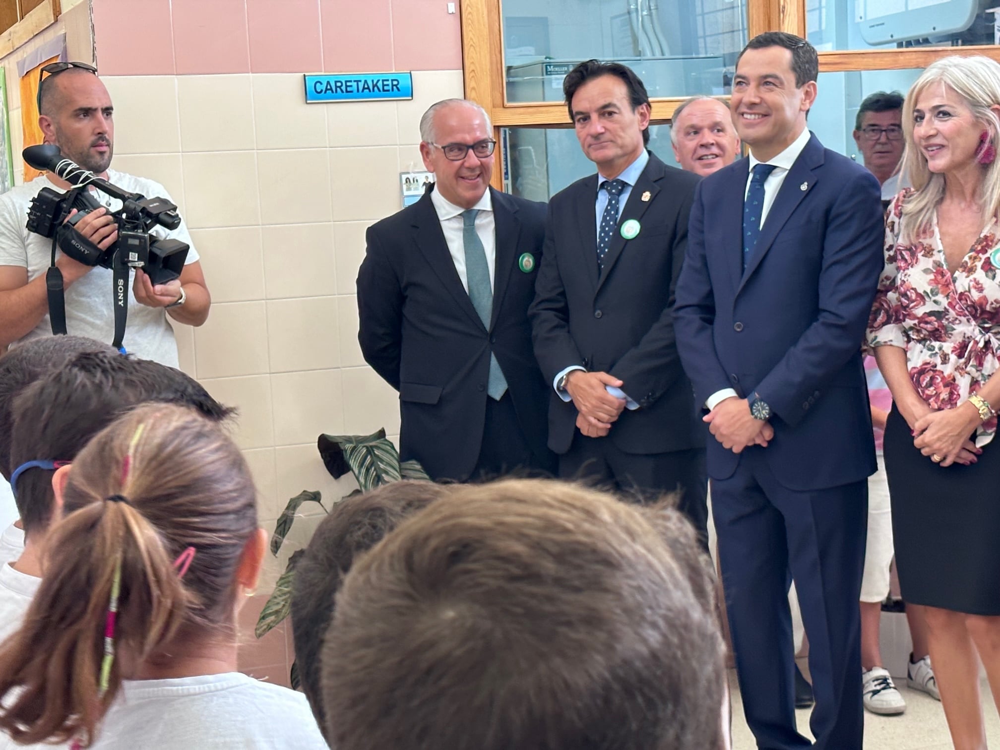 El presidente de la Junta de Andalucía visita el CEIP Cándido Nogales junto a la consejera de Desarrollo Educativo, el delegado de la Junta en Jaén y el alcalde de la capital.