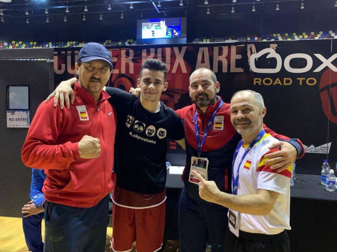 Jose Qules con el presidente de la Fed. Española de Boxeo, Felipe Martínez, y los técnicos del equipo español