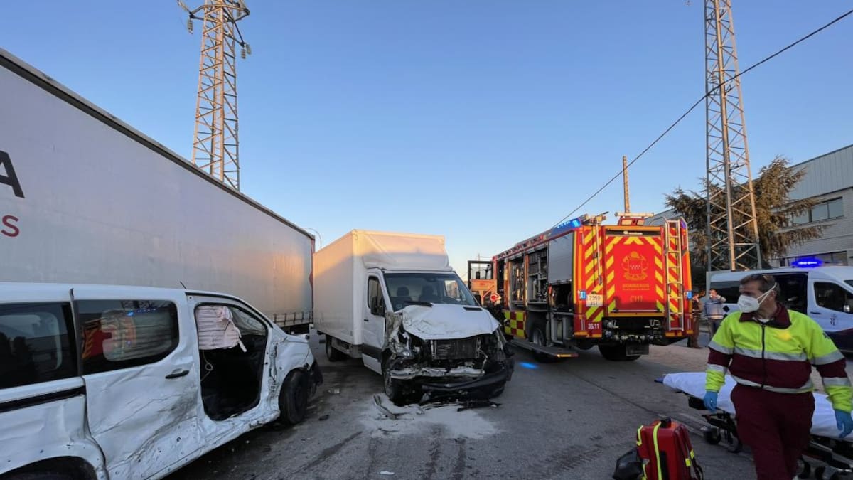 Un herido al colisionar un camión y una furgoneta en el polígono industrial El Lomo de Getafe