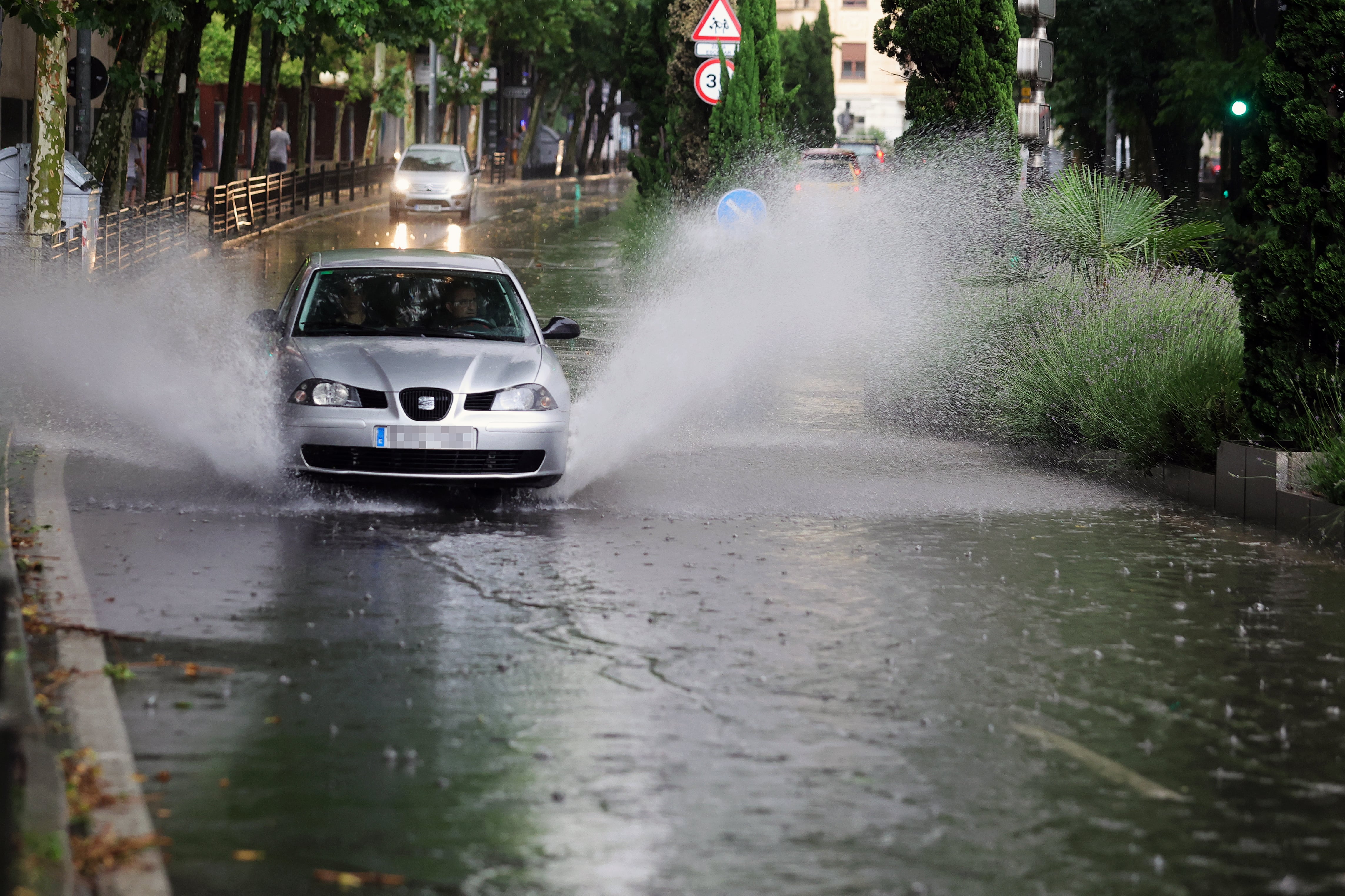 SALAMANCA, 16/06/2022.- Imagen de alguna de las calles de Salamanca tras las fuertes lluvias caídas el jueves, 16 de junio, en la capital salmantina. EFE/J.M.GARCÍA.