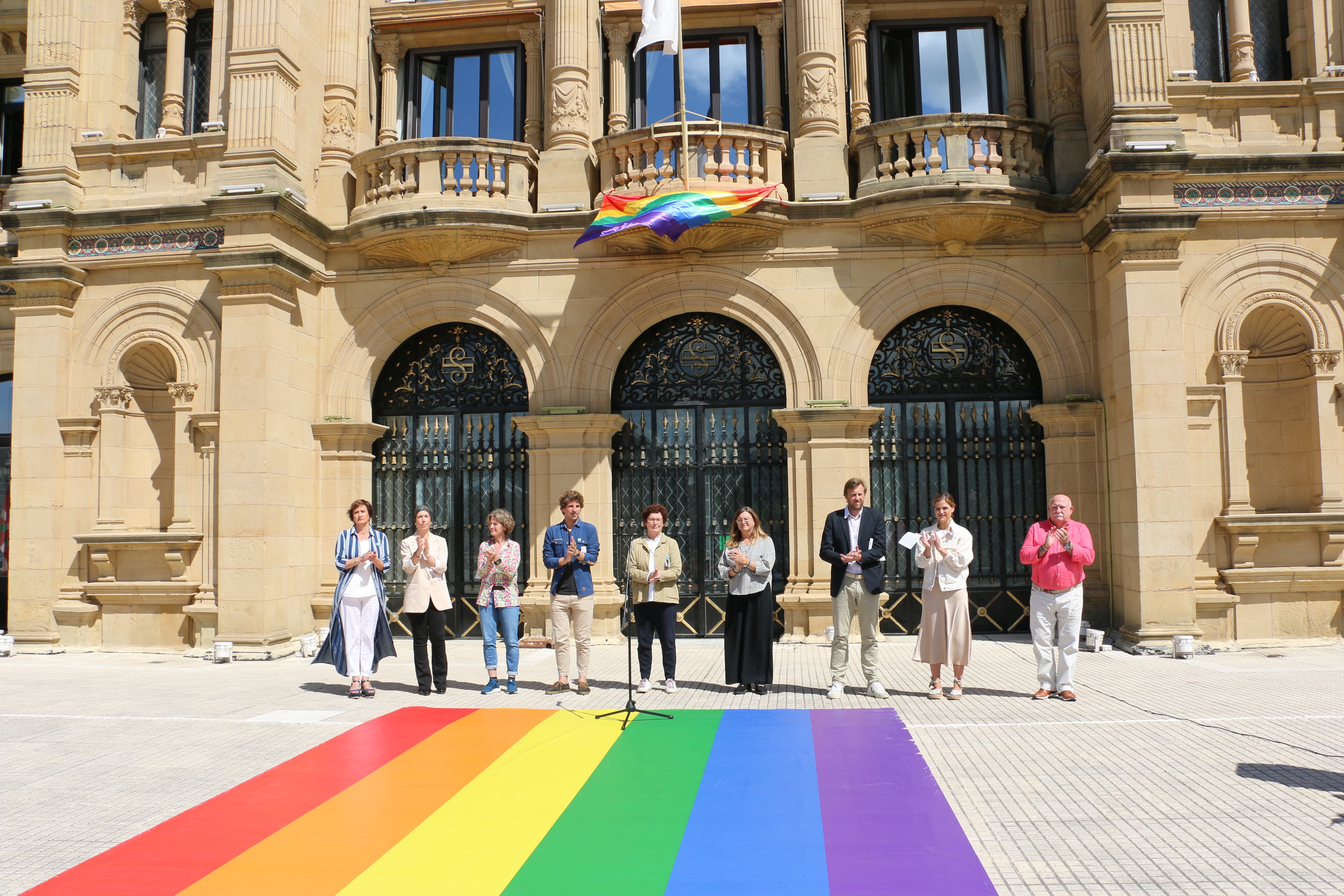 Todos los grupos políticos del Ayuntamiento de San Sebastián presentan una declaración institucional con motivo del día internacional del orgullo LGTBI+ / Ayuntamiento de San Sebastián