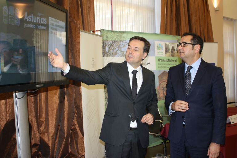 El consejero de Turismo, Francisco Blanco conversa con el director general Julio González Zapico