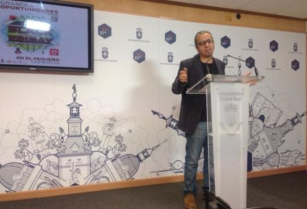 El concejal José Luis Herrera en la presentación de la campaña &quot;Grandes oportunidades en el Pequeño Comercio&quot;