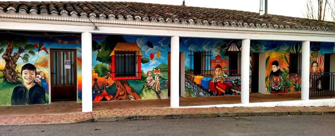 Las paredes del colegio de Olmedilla lucen con las caras de los niños de la loclaidad. 