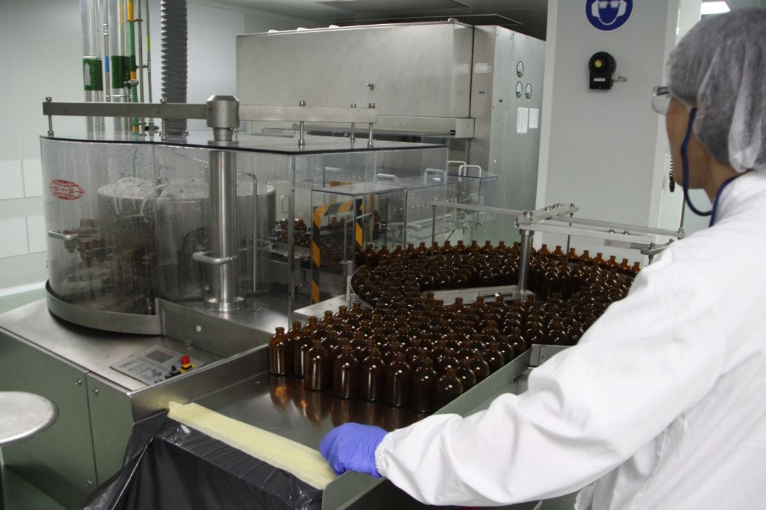 Pla mitjà d'una treballadora a la planta de Zoetis a la Vall de Bianya 