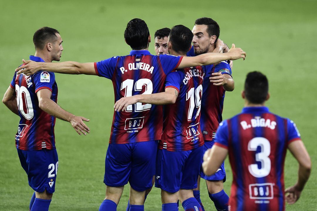 Jugadores del Eibar celebrando la victoria 