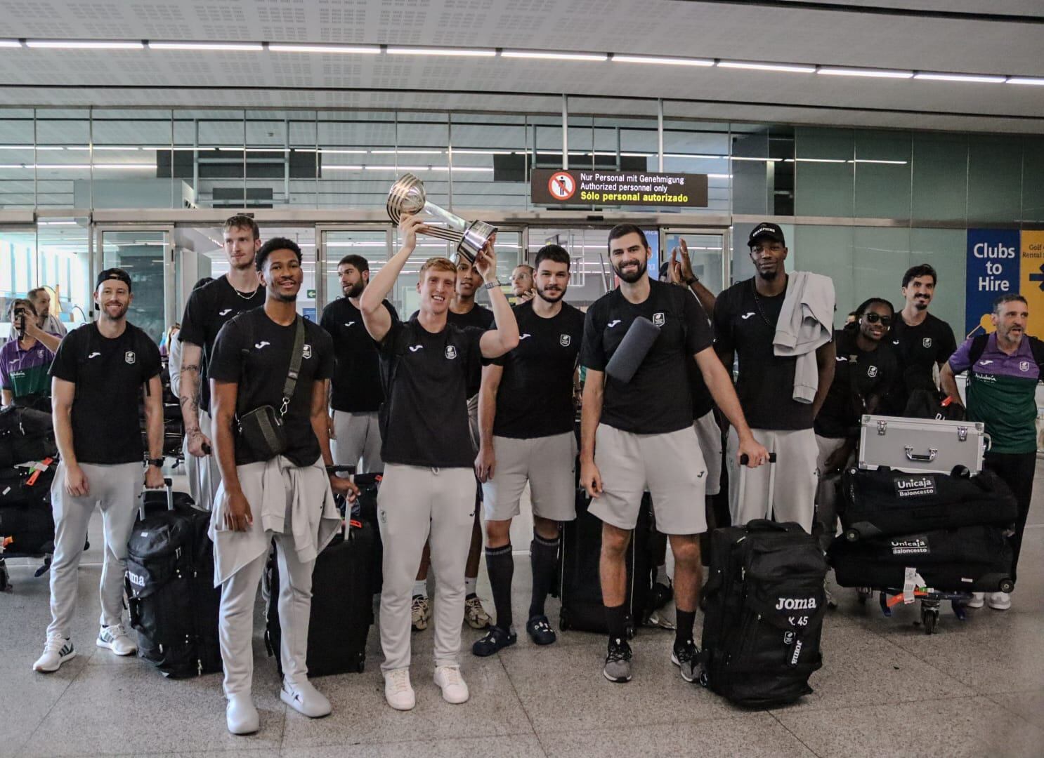 Alberto Díaz muestra la Copa Intercontinental en el aeropuerto de Málaga