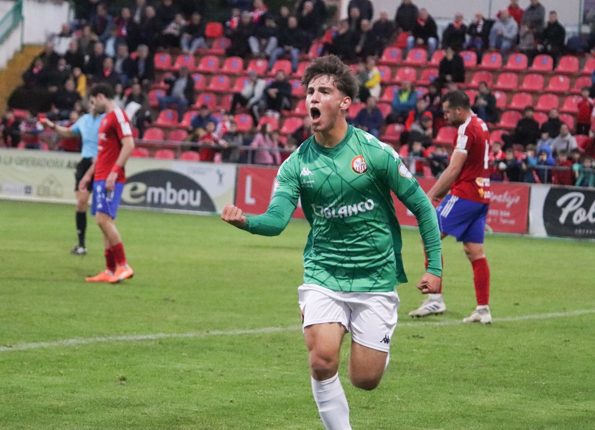 Fabián Luzzi celebra con rabia su tanto ante el Teruel / SD Logroñés