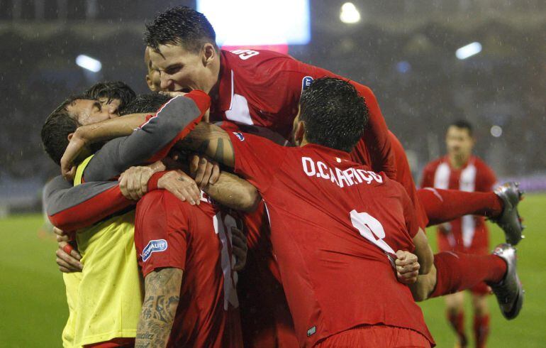 Los jugadores del Sevilla celebran su clasificación para la final de la Copa del Rey. 