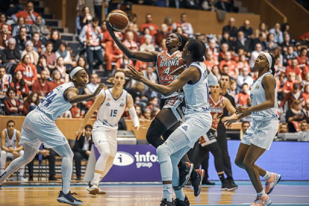 Magali Mendy entrant a cistella.